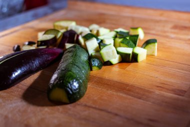 Ahşap arka planda kesilmiş taze yeşil kabak.