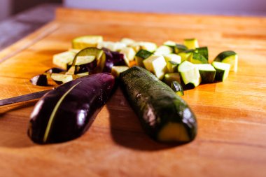 Ahşap arka planda kesilmiş taze yeşil kabak.