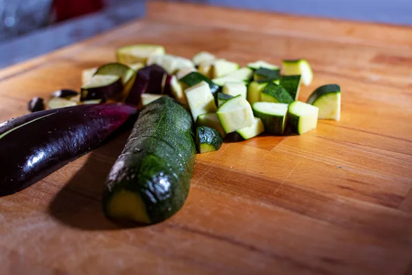 Zucchine Verdi Fresche Tagliate Fondo Legno — Foto Stock