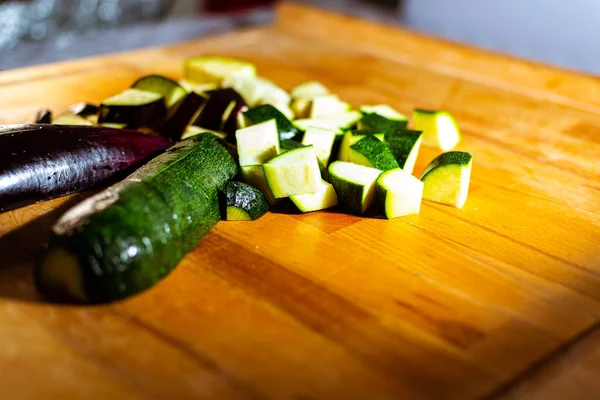 Zucchine Verdi Fresche Tagliate Fondo Legno — Foto Stock