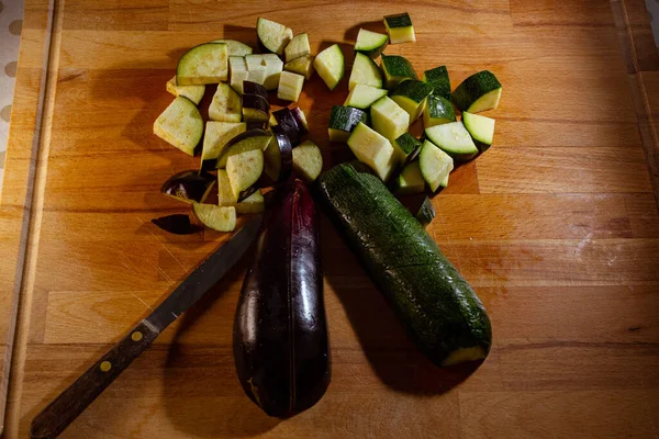 Zucchine Verdi Fresche Tagliate Fondo Legno — Foto Stock