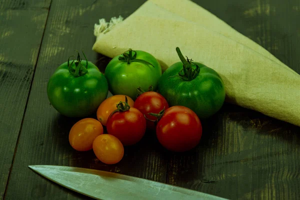 Ainda Vida Com Tomates Vermelhos Verdes Amarelos Frescos Recém Colhidos — Fotografia de Stock