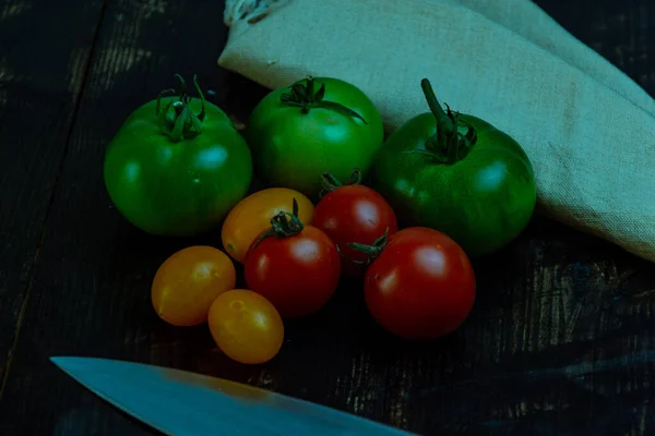 Ainda Vida Com Tomates Vermelhos Verdes Amarelos Frescos Recém Colhidos — Fotografia de Stock