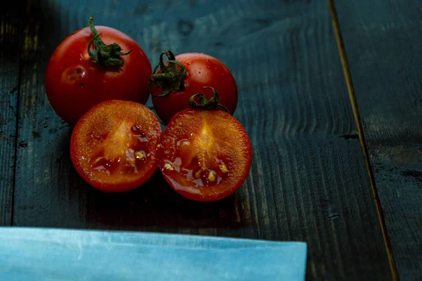 Ainda Vida Com Tomates Vermelhos Verdes Amarelos Frescos Recém Colhidos — Fotografia de Stock