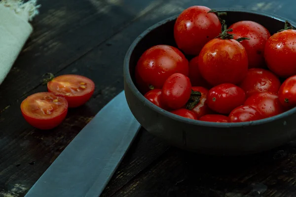 Ainda Vida Com Tomates Vermelhos Verdes Amarelos Frescos Recém Colhidos — Fotografia de Stock