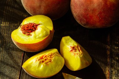 Tahta masa ve mutfak bıçağında taze şeftalilerle dolu bir hayat.