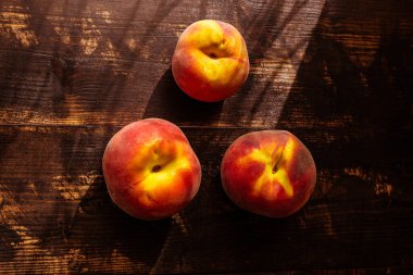 Tahta masa ve mutfak bıçağında taze şeftalilerle dolu bir hayat.