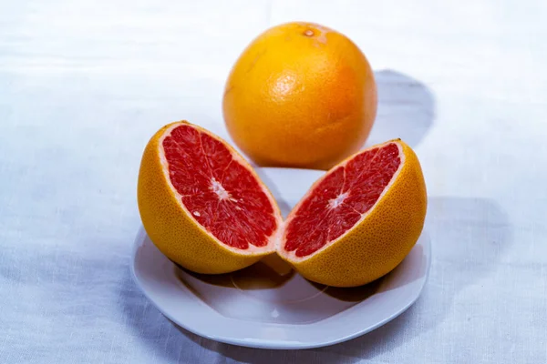 Stilleben Med Saftiga Och Färska Snittade Säsongsbetonade Grapefrukter Träbord Och — Stockfoto