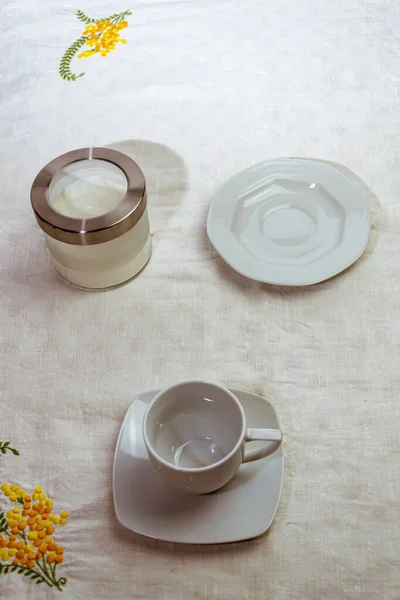 Nature Morte Avec Tasse Café Gâteau Chocolat Sur Nappe Blanche — Photo