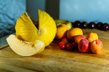 Tahta masada taze olgun meyvelerle durgun bir hayat. 
