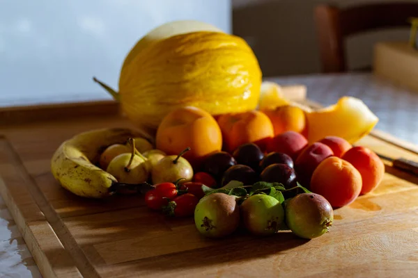 Bodegón Con Frutas Frescas Maduras Temporada Sobre Mesa Madera —  Fotos de Stock