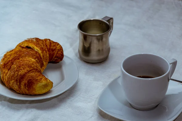 Stilleben Med Kopp Kaffe Och Chokladkaka Vit Duk — Stockfoto