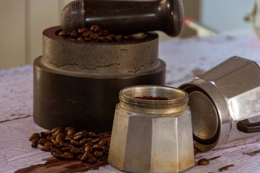Kahve çekirdekleri, havan topları ve kahve makineleri, geleneksel İtalyan kahve makineleri.