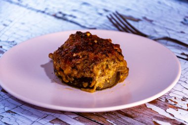 Kırsal ahşap masadaki fırında içi doldurulmuş patlıcan parçaları.