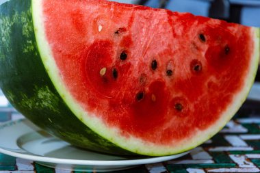 Masanın üzerindeki karpuz parçasının yakın çekimi.