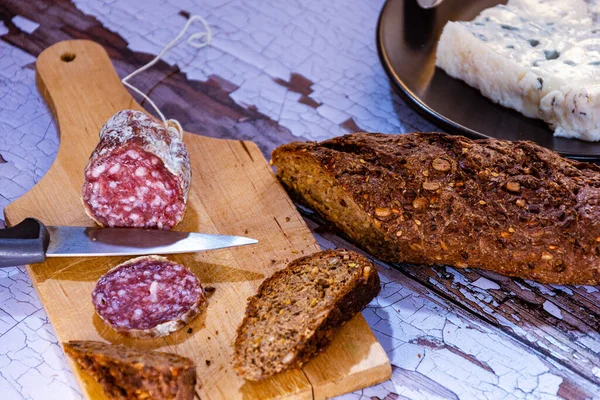 Tahta üzerinde salam sosislerinin yakın plan çekimi. 