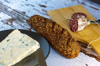 Tahta üzerinde salam sosislerinin yakın plan çekimi.