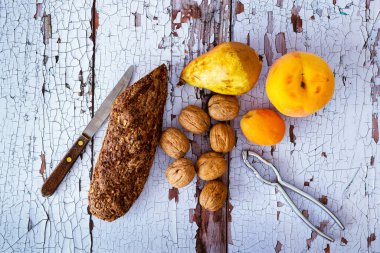 Mısır gevreği, ceviz, armut, şeftali ve kayısı ile atıştırmalık bir hayat.