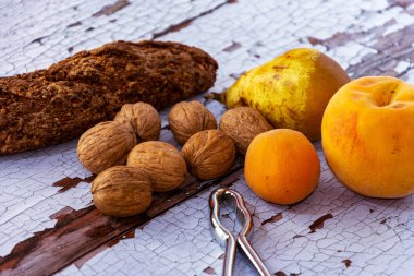 Mısır gevreği, ceviz, armut, şeftali ve kayısı ile atıştırmalık bir hayat.