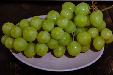 Taze toplanmış taze İtalyan beyaz üzümü ve pembe üzüm