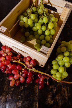 Taze toplanmış taze İtalyan beyaz üzümü ve pembe üzüm