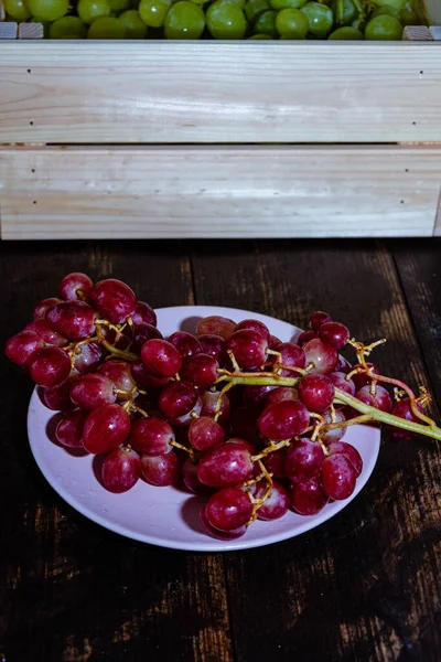 新鲜的意大利白葡萄和粉红葡萄 — 图库照片