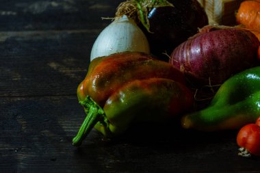 Sandığın yanında taze hasat var.