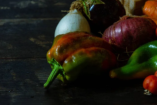 Sandığın yanında taze hasat var.