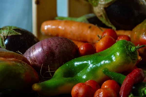 Sandığın yanında taze hasat var.