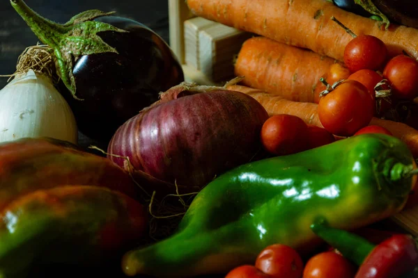 Sandığın yanında taze hasat var.