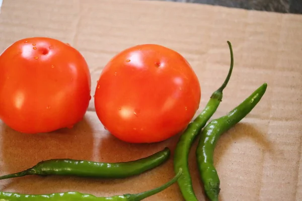 Tomate rouge et piment vert, légumes essentiels pour la nourriture mexicaine. - Image — Photo