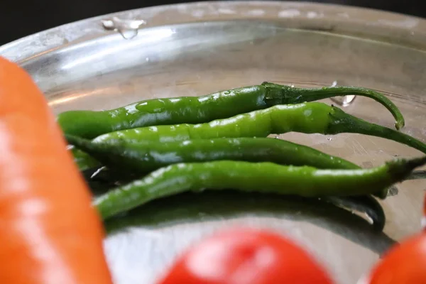 Tomate rojo y chile verde, verduras esenciales para la comida mexicana. - Imagen — Foto de Stock