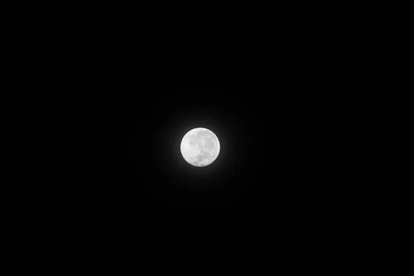 Luna llena en la noche oscura — Foto de Stock