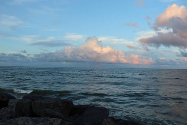 Kumlu sahilde mavi okyanus dalgası, gün batımı ve plaj - Görüntü