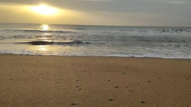 Güzel su dalgası ve güneş ışığı sabah kumsalda