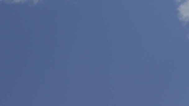 Проміжок Часу Відео Білих Хмар Рухається Швидко Прозоре Блакитне Небо — стокове відео