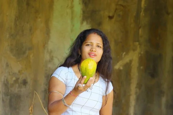 熟したパパイヤを持つ美しいインドの少女 スキンケアと美しさのための概念と構成 — ストック写真