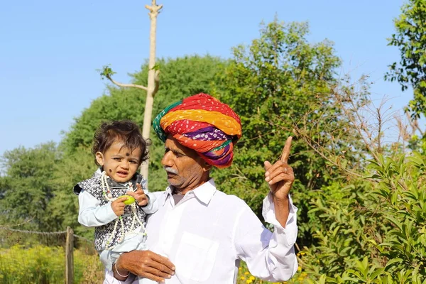 Grand Père Indien Parlant Nature Son Petit Fils — Photo