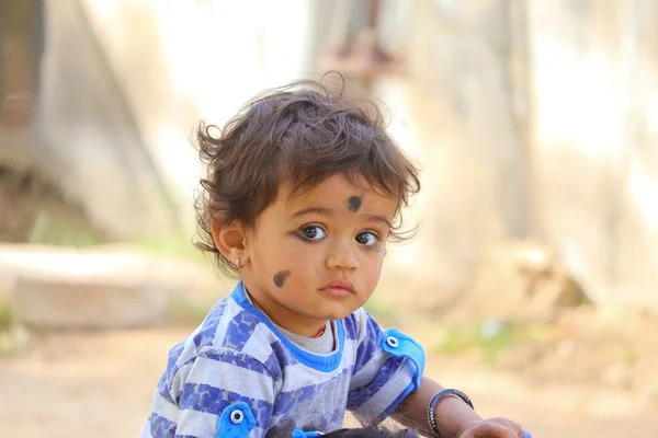 Niño Mirando Cámara Con Rímel Los Ojos Foto Cabeza Niño — Foto de Stock