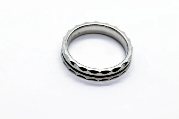 Silberner Ring Auf Weißem Hintergrund — Stockfoto