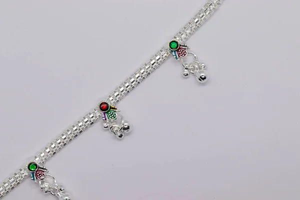 Μία Ασημένια Αλυσίδα Ποδιών Και Μπλε Πέτρα Anklets Για Σχεδιασμό — Φωτογραφία Αρχείου