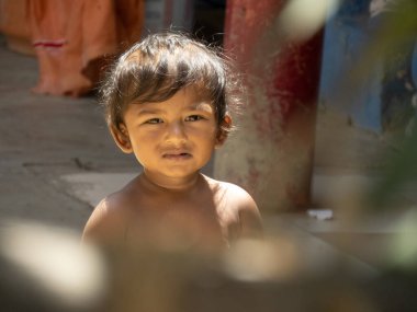 Chennai, Hindistan. 20 Temmuz 2020 Güney Hintli çocuk seçici odaklı bira bardaklarıyla