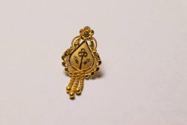 Beyaz arkaplanda gölgesi olan altın küpeler katalog tasarımı