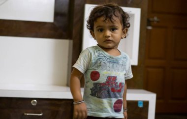 Evde suni ışıkla bebek portresi.