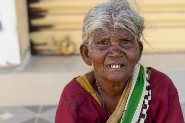 Chennai Tamilnadu Indien Juli 2020 Alte Frau Sitzt Straßenrand Senioren — Stockfoto
