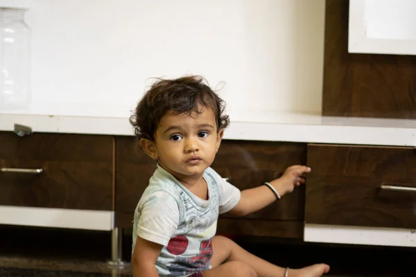 Uma Criança Pequena Olhando Para Câmera Dentro Casa Retrato — Fotografia de Stock