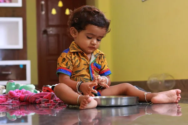 Дитина Дивиться Їжу Тарілці — стокове фото
