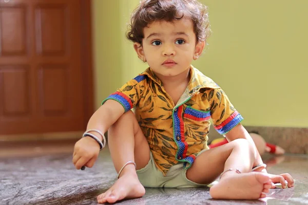 Niño Sentado Suelo Dentro Casa Niño Pequeño Con Una Mano —  Fotos de Stock