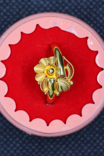 Brillante Anillo Oro Lujo Diseño Flores Para Niñas Catálogo Joyas — Foto de Stock