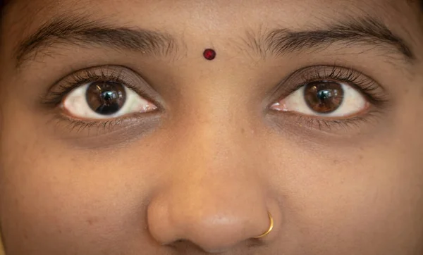 Kadın yüzü, iki gözlü kadın yüzü, kadın gözleri, makro kadın yüzü.